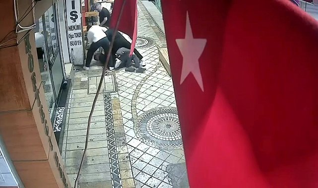 Dört kişi tarafından öldüresiye darbedildi: Olay anı kameraya yansıdı