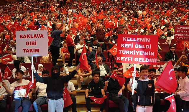 Dualarla milli takıma destek olundu, dev ekranda maç heyecanı yaşandı