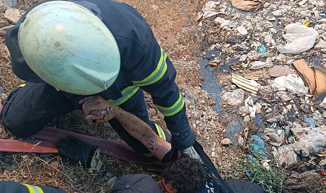 Dumanların arasında kalan itfaiye eri bataklığa düştü