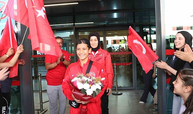 Dünya Şampiyonu Ayşegül Açık'a coşkulu karşılama