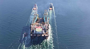 Dünyanın 3'üncü büyük ağır kaldırma vinci Çanakkale Boğazı'ndan geçti