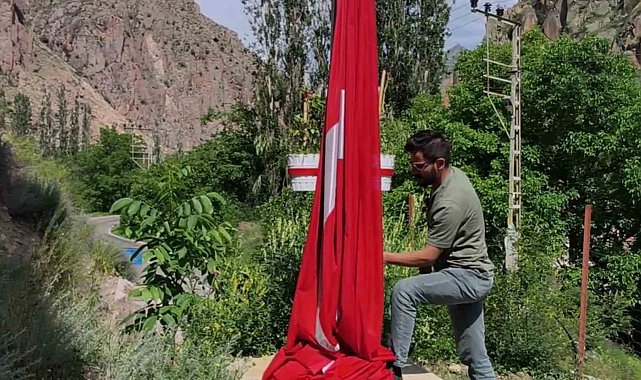 Düşen bayrağı onarıp yeniden göndere çektiler