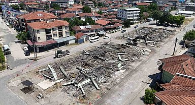 Düzce'de riskli yapılar temizliyor