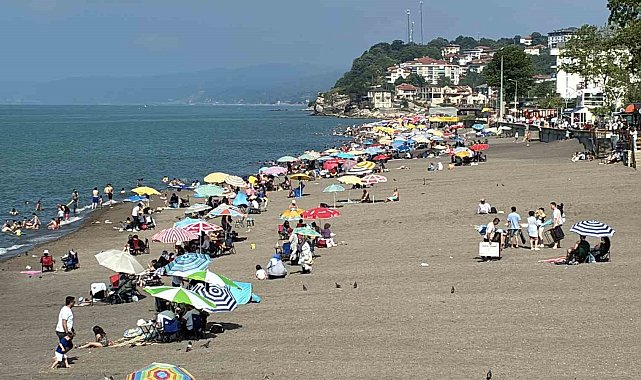 Düzce'de sıcak havayı fırsat bilenler denize koştu