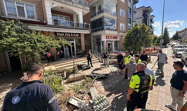 Edirne'de faciadan dönüldü: Freni boşalan kamyon iki araca ardından duvara çarptı