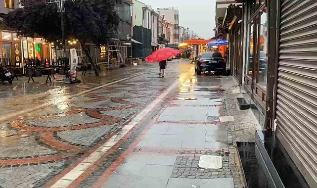 Edirne'de yağmura yakalanan vatandaşlardan ilginç çözüm