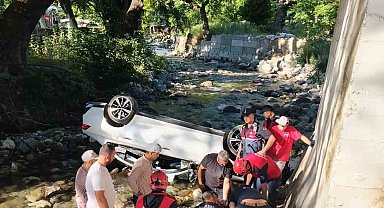 Edremit'te kontrolden çıkan otomobil dereye uçtu: 1 yaralı