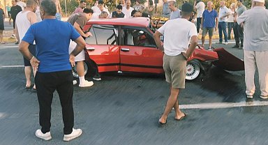 Edremit'te otomobiller çarpıştı: 2 ölü, 3 ağır yaralı