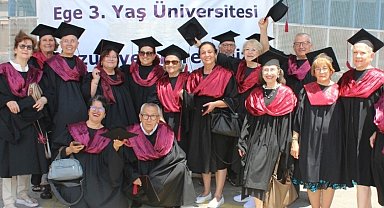 Ege Üniversitesinde 3. Yaş Üniversitesinin 140 çınarı diplomalarını aldı