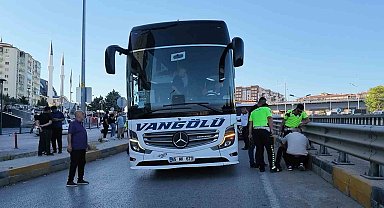 Ehliyetsiz sürücü, otomobil ve yolcu otobüsüne çarptı: 40'ar bin lira ceza kesildi