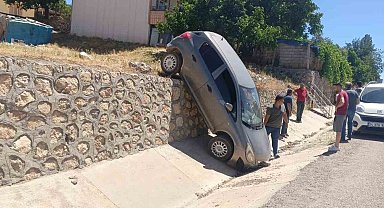 El freni çekilmesi unutulan otomobil istinat duvarından düştü: 2 yaralı