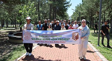 Elazığ'da çocuklar ve gençler, aileleriyle birlikte yürüdü