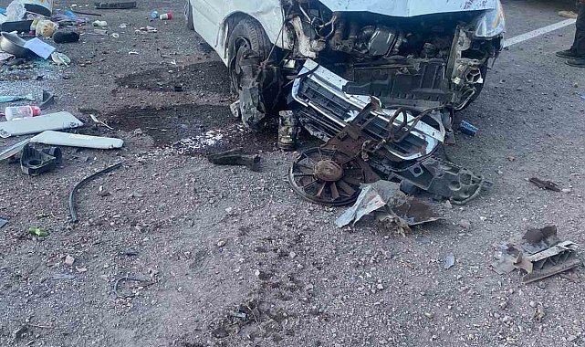Elazığ'da hafif ticari araç takla attı: 5 yaralı