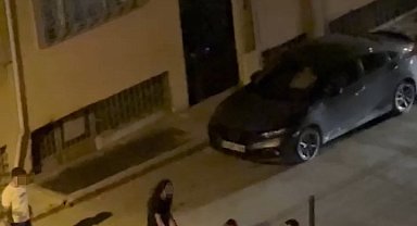 Elazığ'da iki kadın ile bir şahsın sokak ortasındaki kavgası kamerada