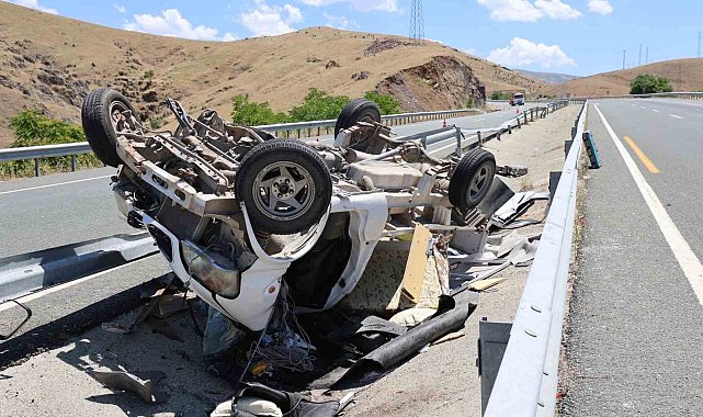 Elazığ'da kamyonet refüjdeki su kanalına devrildi: 2 yaralı