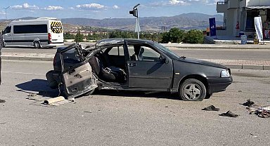 Elazığ'da otomobil, aydınlatma direğine çarptı: 1'i ağır 3 yaralı