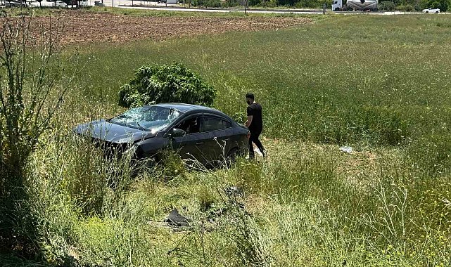 Elazığ'da otomobil tarlaya uçtu: 3 yaralı