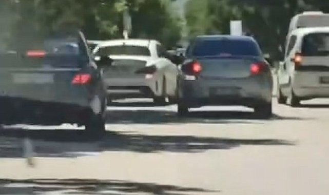 Elazığ'da peş peşe makas atan sürücü kameraya yansıdı