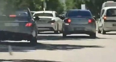 Elazığ'da peş peşe makas atan sürücü kameraya yansıdı