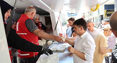 Elazığ'da vatandaşlara aşure ikramı