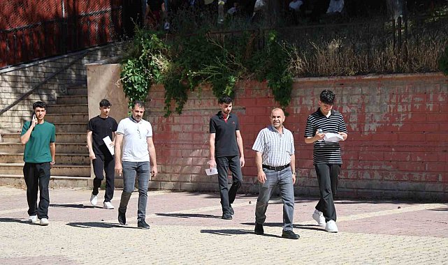 Elazığ'da YKS maratonu başladı: 37 binden fazla aday geleceği için sıralardaki yerini aldı