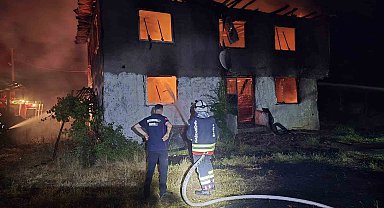 Elektrik kontağından çıkan yangında 2 katlı ev küle döndü