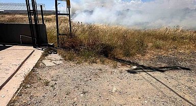 Elektrik tellerine çarpan kuş yangın çıkardı