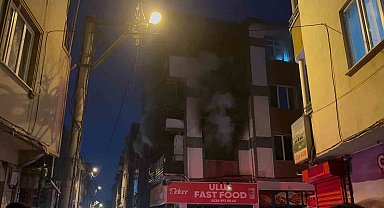 Elektrikten çıkan yangın sokağı dışarı döktü