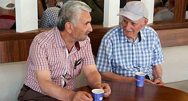 Emeklilere ücretsiz çay ve su ikramıyla kütüphane imkanı