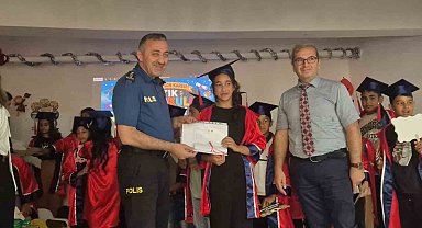 Emniyet Müdürü öğrencilerin karne sevincine ortak oldu