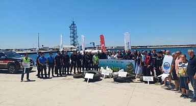 Enez'de kurbağa adamlar deniz dibindeki atıkları temizledi