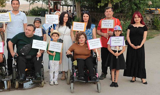 Engellilerden 'engelsizlere' çevre dersi: Parkları köşe bucak temizlediler
