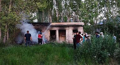 Erciş'te odunluk yangını