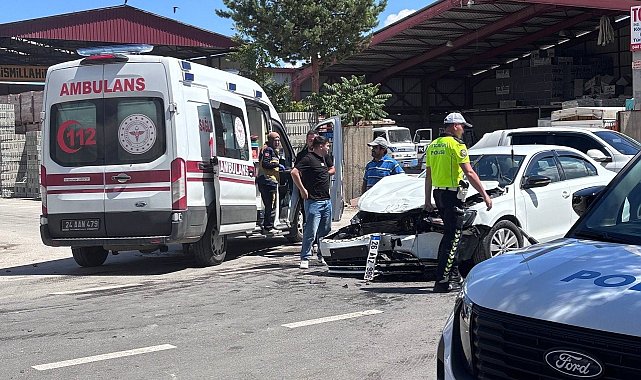 Erzincan'da 3 araçlı trafik kazası güvenlik kamerasına yansıdı