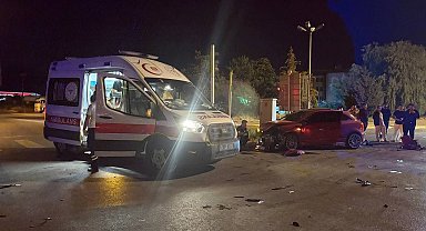Erzincan'da iki aracın çarpıştığı kazada 2 kişi yaralandı