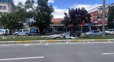 Erzincan'da şiddetli rüzgardan ağaçlar devrildi, çatılar uçtu