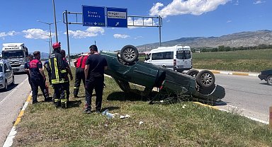 Erzincan'da takla atan otomobilde 2 kişi yaralandı