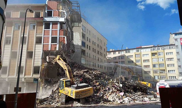 Erzurum'da kontrollü yıkımda korkutan anlar