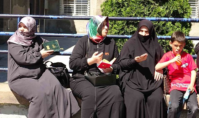 Erzurum'da LGS heyecanı; Öğrenciler sınavda, velileri dışarıda ter döktü