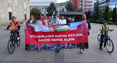 Erzurum'da sağlıkçılar 137'inci kez Gazze için yürüdü