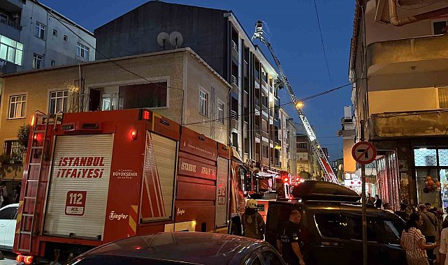 Esenler'de 4 katlı binada çıkan yangın çatıya sirayet etti