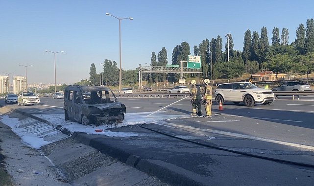 Esenyurt TEM Otoyolu'nda hafif ticari araç alev alev yandı