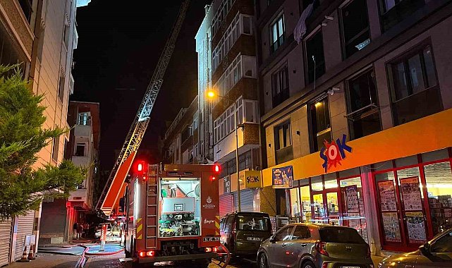 Esenyurt'ta 4 katlı binanın çatısında yangın