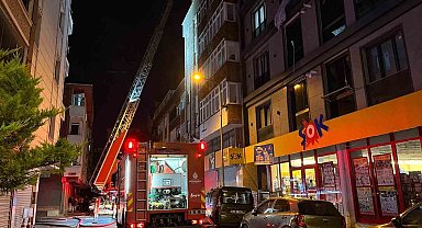 Esenyurt'ta 4 katlı binanın çatısında yangın
