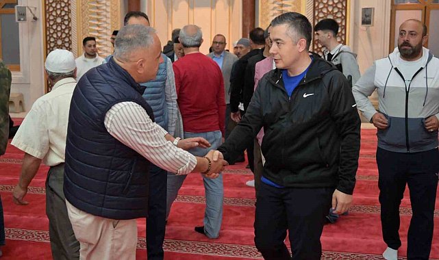 Esenyurt'ta Dünya Kupası coşkusu: Vatandaşlar Cumhuriyet Meydanı'nı doldurdu