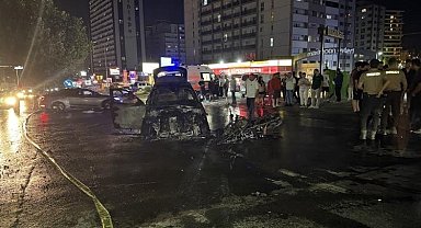 Esenyurt'ta otomobil ile motosiklet çarpıştı: Araçlar alevlere teslim oldu