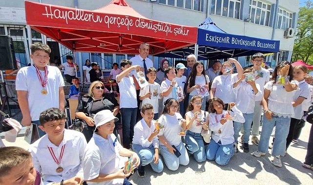 Eskişehir Mehmet Gedik Ortaokulu'nda 'mavi kapaklar' umuda dönüştü