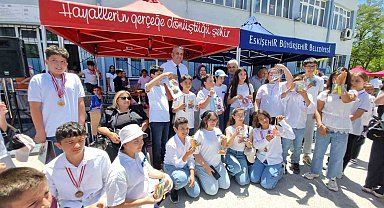 Eskişehir Mehmet Gedik Ortaokulu'nda 'mavi kapaklar' umuda dönüştü