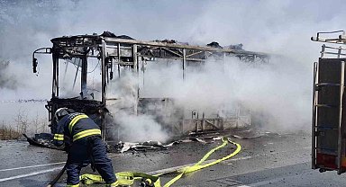 Eskişehir'de seyir halindeki belediye otobüsü yanarak kullanılamaz hale geldi