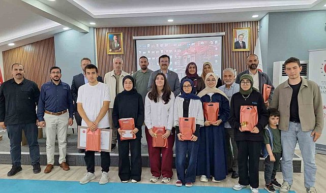 Eskişehir'de umre ödüllü bilgi yarışmasının kazananları ödüllerine kavuştu